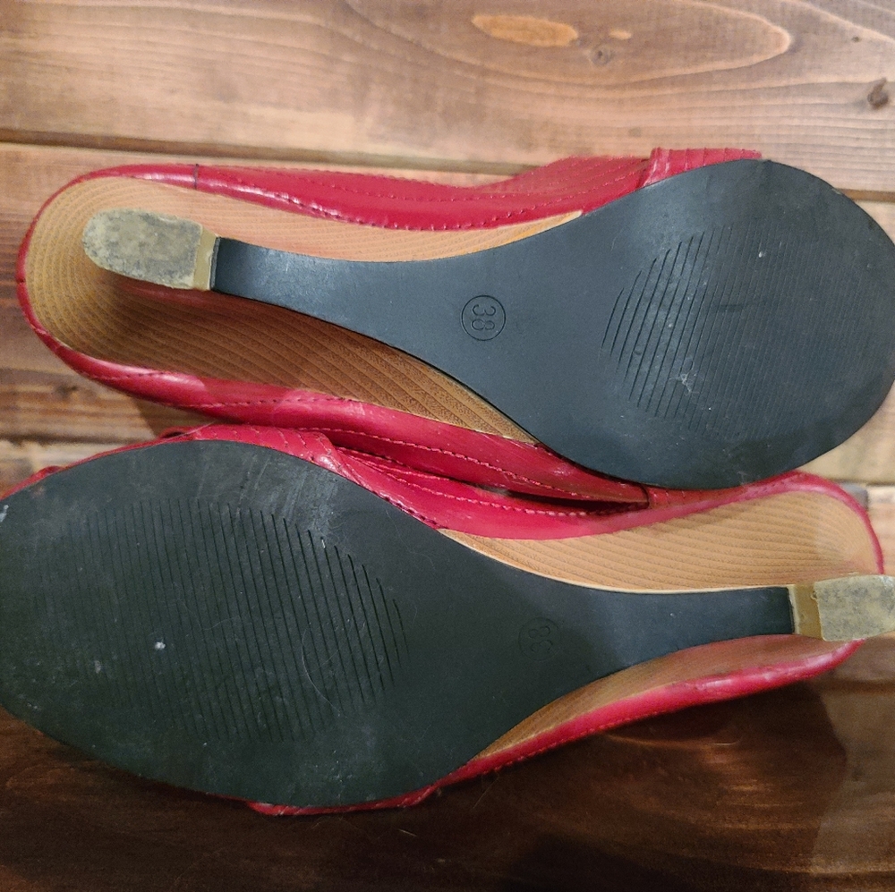 Red shoe - Picture 4 of 4